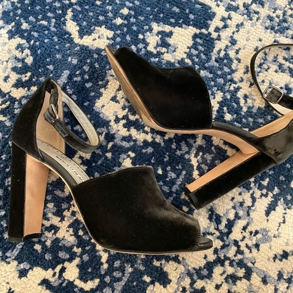 MANOLO BLAHNIK / aminta grey Velvet peep toe d’Orsay ankle Sandal heel 38.5 8.5 - Picture 2 of 7